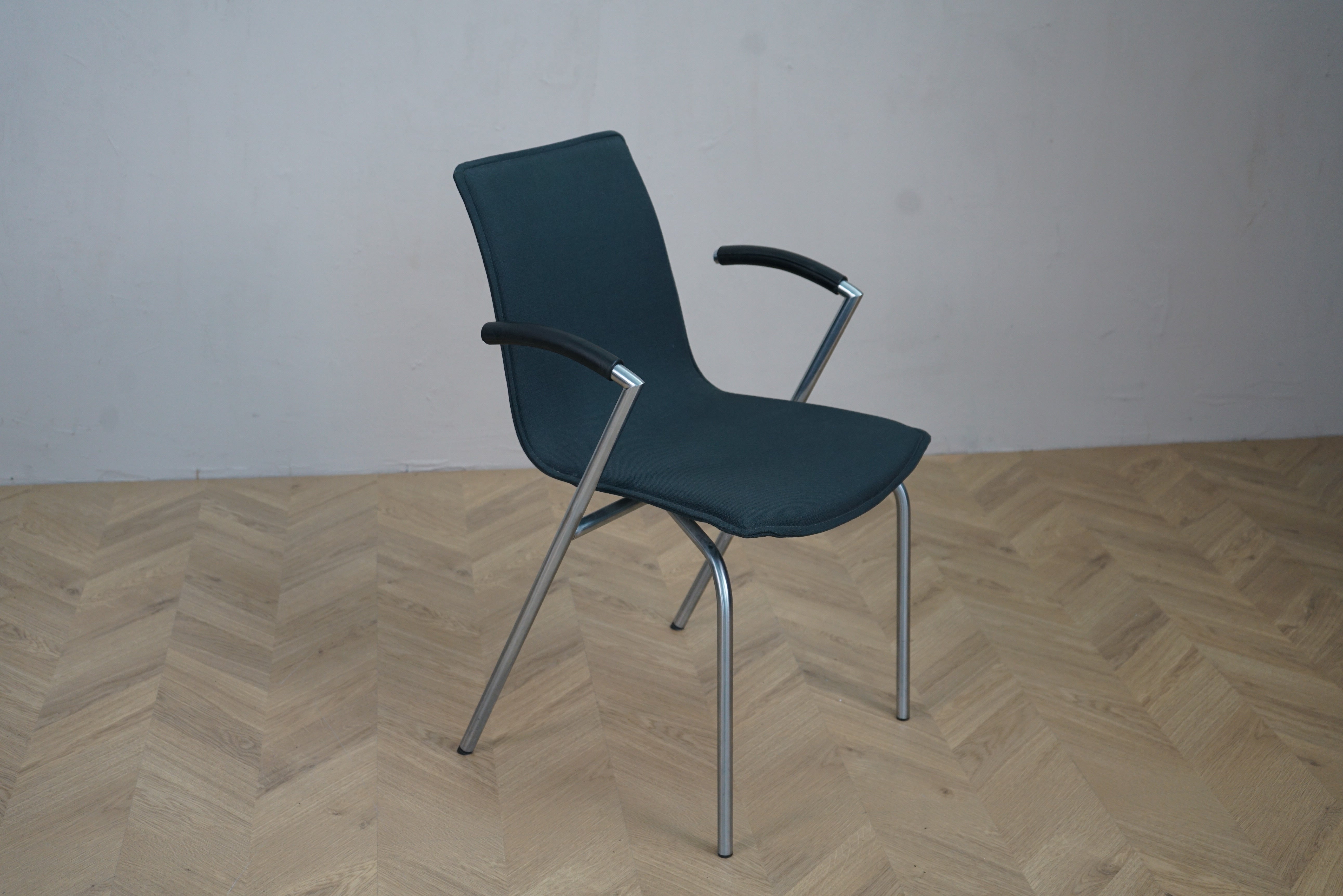 Four Design G2 stabelbar konferencestol i mørkegrå set fra siden med gråt stålstel